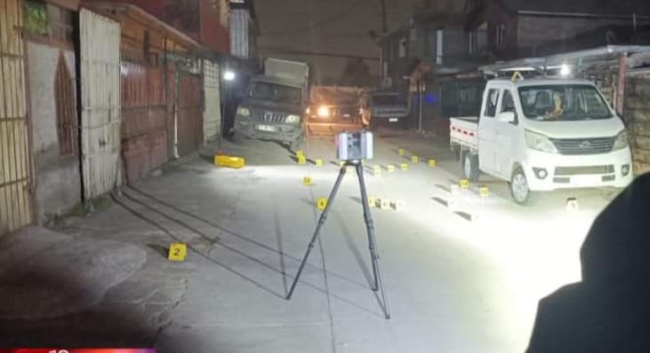 Hombre es herido a bala dentro de un vehículo en San Pedro de la Paz y trasladado al hospital 3 Un hombre fue herido por disparos mientras se encontraba dentro de un vehículo en San Pedro de la Paz, región del Bío Bío, cerca de la Ruta 160. El incidente ocurrió la noche de este viernes, justo frente al cruce de Michaihue. Según la información preliminar, la víctima recibió un disparo en una de sus piernas mientras estaba dentro del automóvil. Ataque durante la detención en un semáforo Un testigo informó a Radio Bío Bío que el agresor descendió de otro vehículo, se acercó al auto donde se encontraba la víctima, y disparó aproximadamente 7 veces. El atacante huyó rápidamente del lugar en una dirección desconocida, mientras los vehículos estaban detenidos por un semáforo en rojo. El testigo también señaló que el automóvil presentaba orificios de bala en la puerta del conductor, y que el agresor actuó solo. Carabineros y personal del SAMU llegaron al lugar para asistir al herido, quien fue trasladado posteriormente al Hospital Regional de Concepción