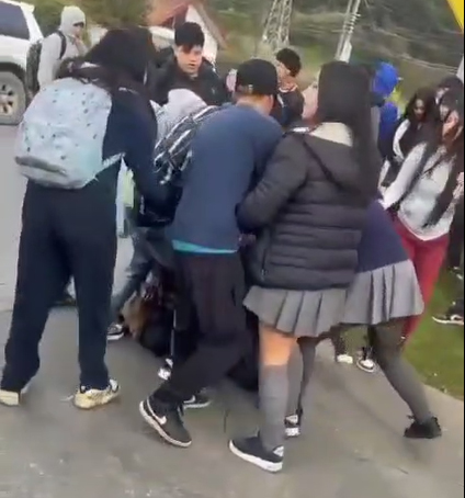 Una fuerte disputa se desató , en la que al menos dos estudiantes de San Pedro de la Paz se enfrentaron físicamente ante una multitud.